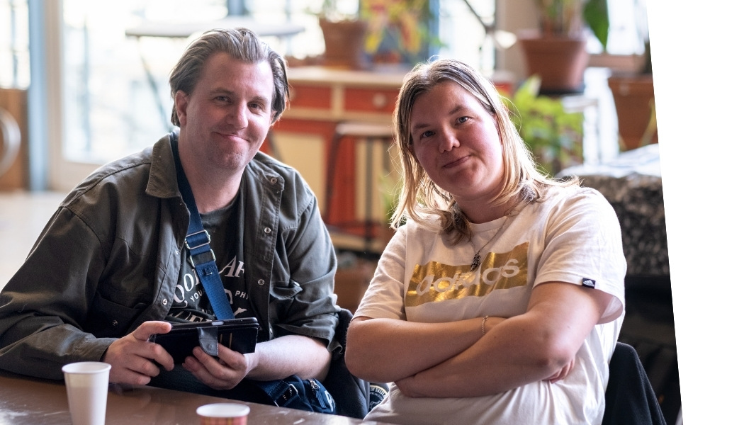 Vrijwilliger samen met deelnemer tijdens een etentje