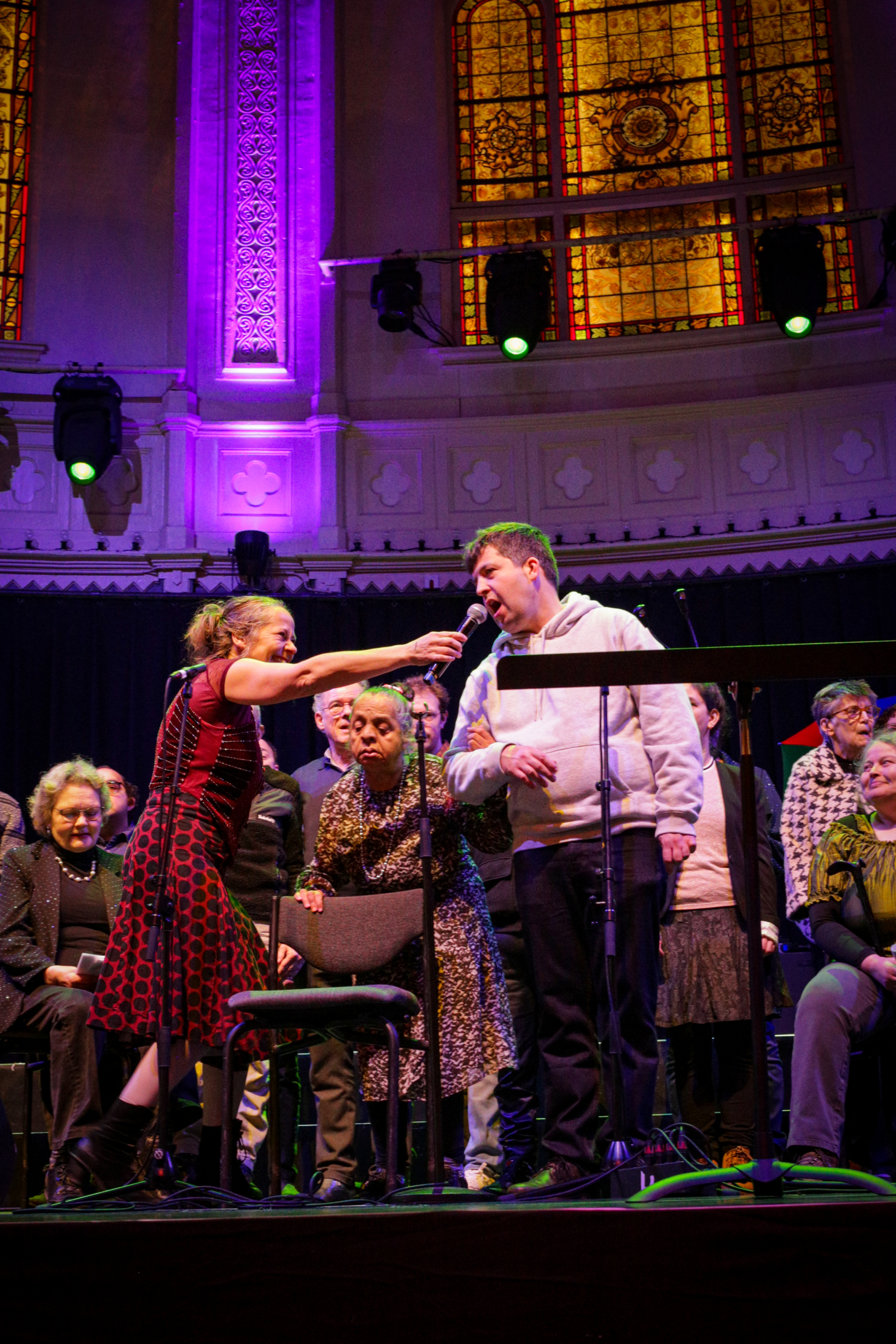 Het Prisma koor treedt op in de Paradiso
