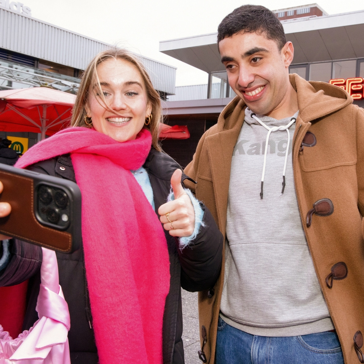 Vrijwilliger in actie – jonge vrouw helpt jongere met beperking