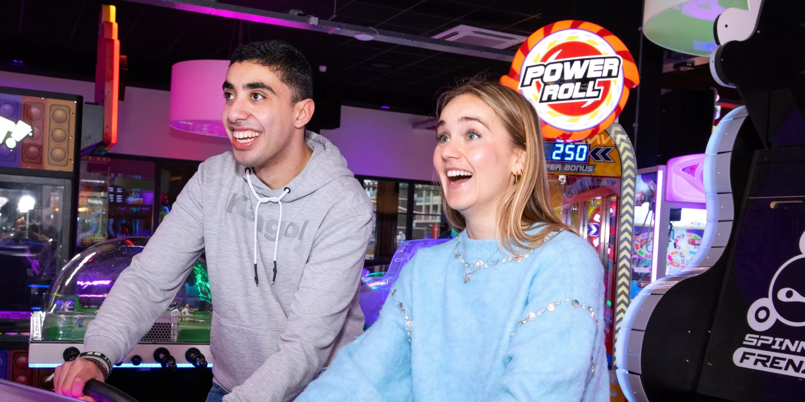 Vrijwilliger Julie en Maatje Rami samen in de gamehall