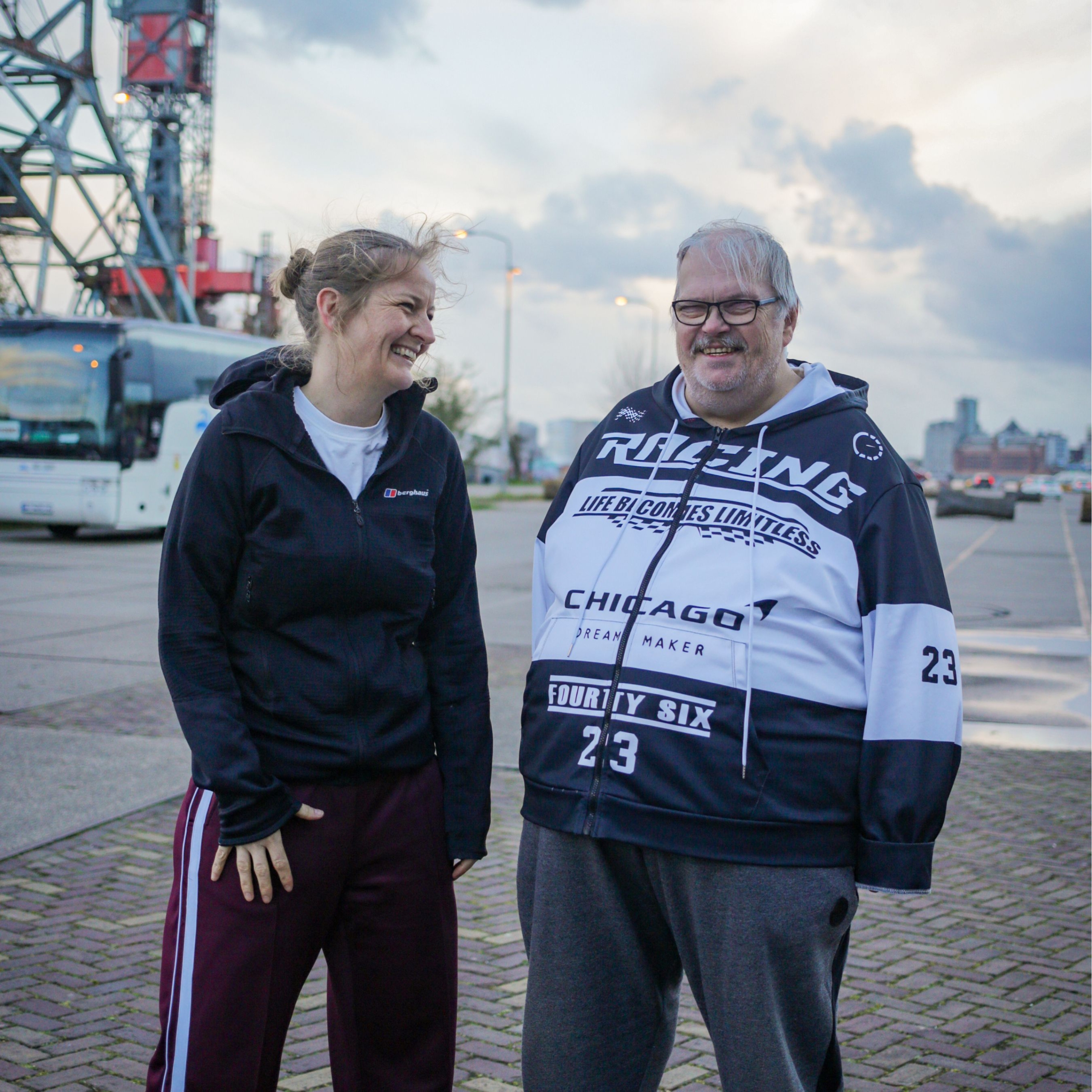 Maatjes wandelen samen op het NDSM in Amsterdam Noord