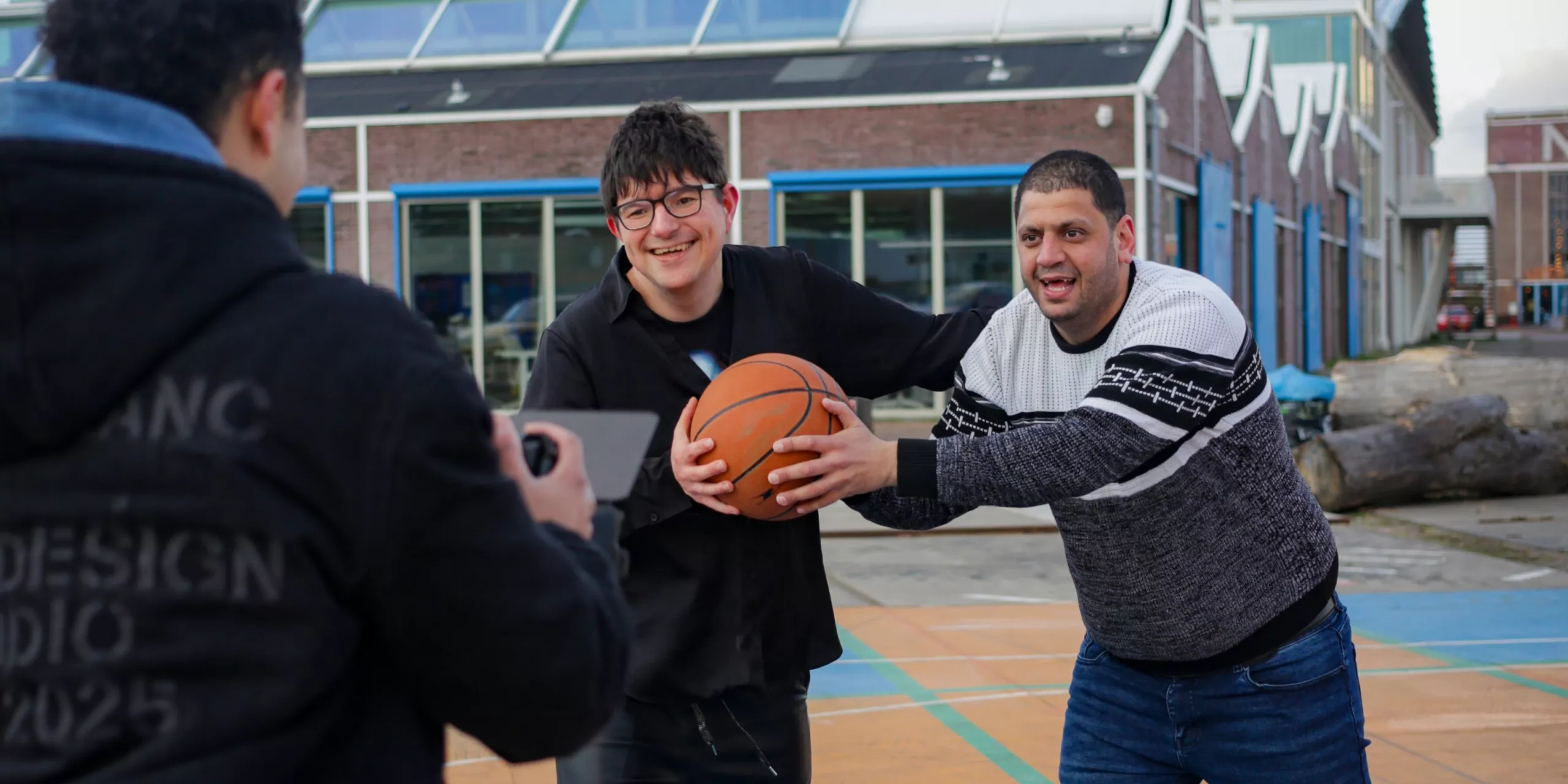 Maatjes basketballen samen in Amsterdam Noord