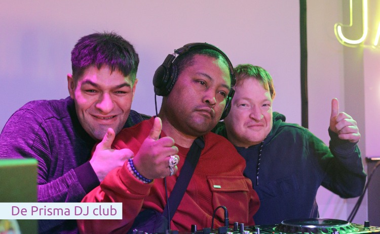 Drie leden van de Prisma DJ club achter de draaitafel