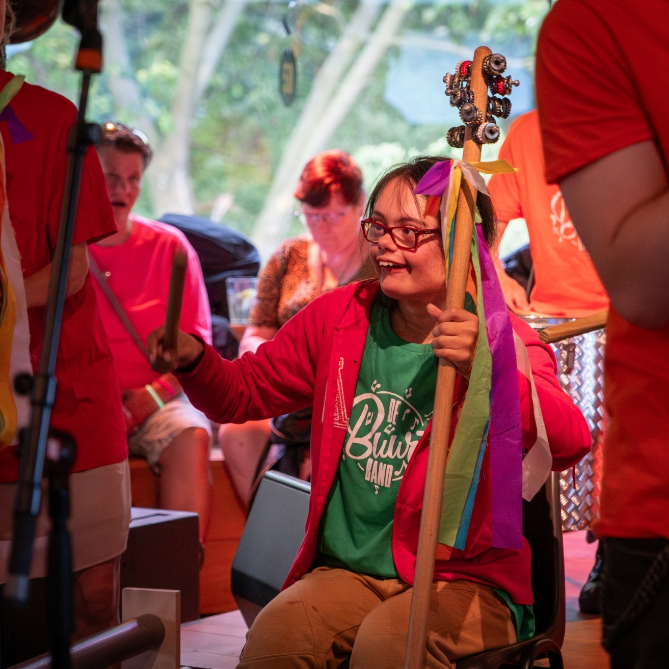Eén lid van de Prisma buurtband met een muziekinstrument in haar handen.