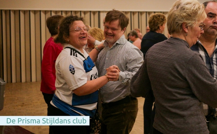 Twee leden van de Prisma Stijldans club aan het dansen.