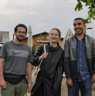 Participatiecoach Lisa met deelnemers van Prisma bij De VerbroederIJ in Amsterdam noord