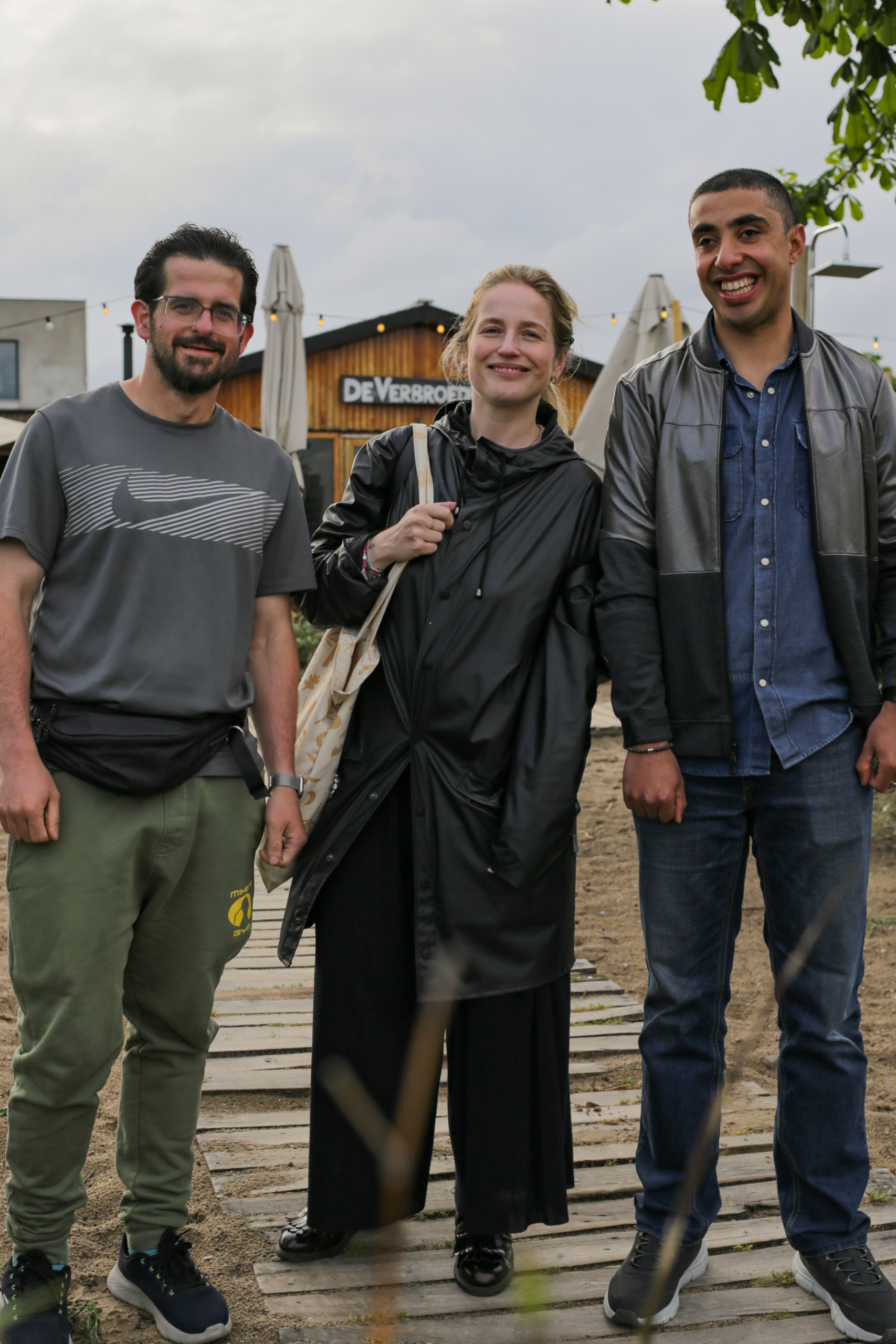 Participatiecoach Lisa met deelnemers van Prisma bij De VerbroederIJ in Amsterdam noord