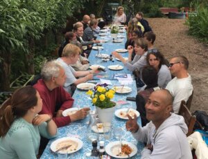 aan tafel met buurtbewoners