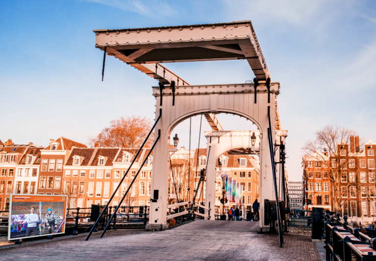 Amsterdamse Maatjes stralen op bruggen in de stad